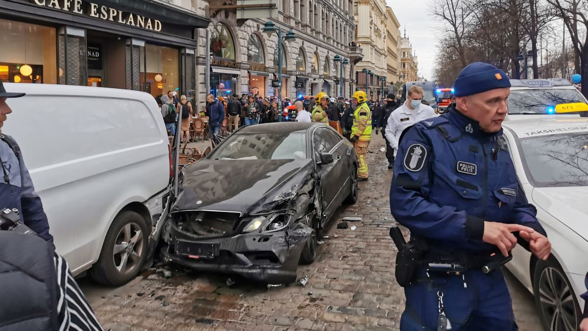 Vaurioitunut auto seisoo kadulla.