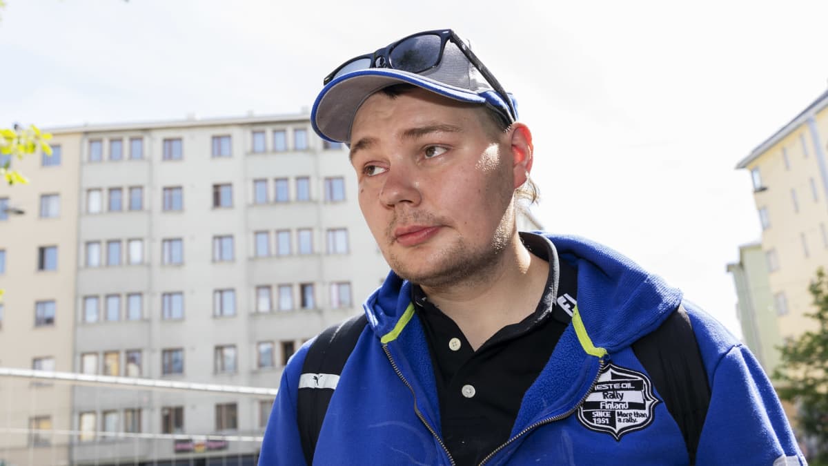 Henkilö seisoo lähikuvassa Vaasanpuistikossa.