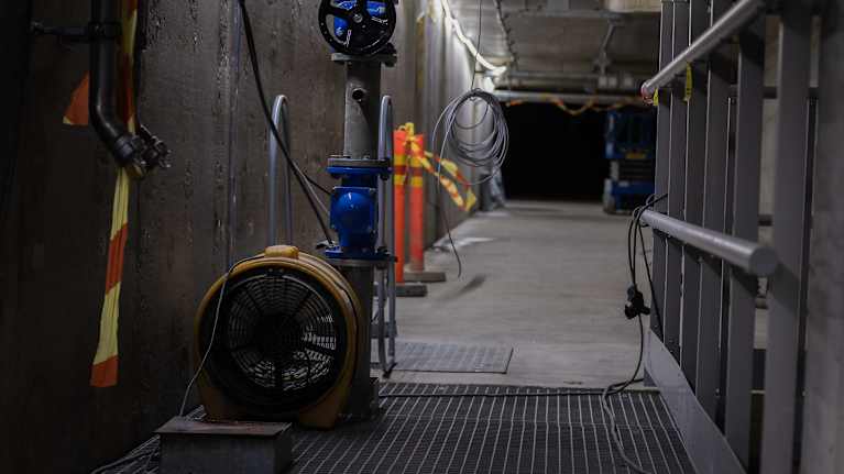 Ilmanpoistotuuletin Sulkavuoren jätevedenpuhdistamon käytävällä.