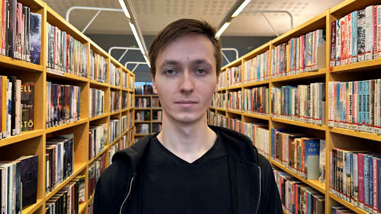 26-летний Никита Голозубов критикует Migri за превышение максимального срока, разрешенного законом для рассмотрения заявлений о предоставлении убежища. Он снимает стресс, создавая музыку. Изображение: Paula Tiainen / Yle