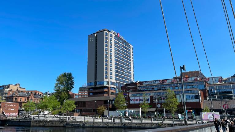 Tamperen Sokos Hotel Ilves kuvattuna kirkkaan sinistä kevättaivasta vasten.