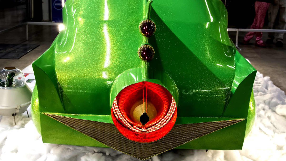 Vihreän Ufo Saabin peräpää.
