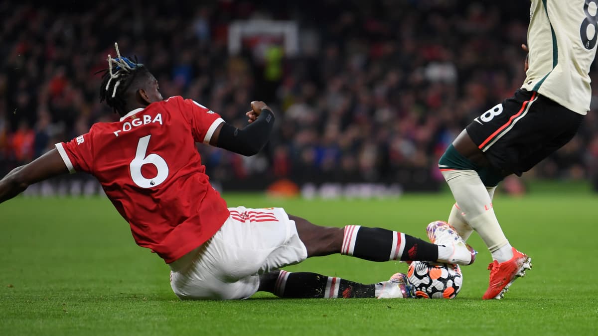 Paul Pogba liukuu nappulat edellä Naby Keitan jalkoihin. Pogba sai tilanteesta punaisen kortin.