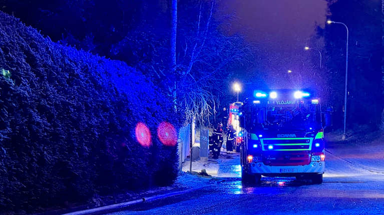 Paloauto aamuhämärässä. 