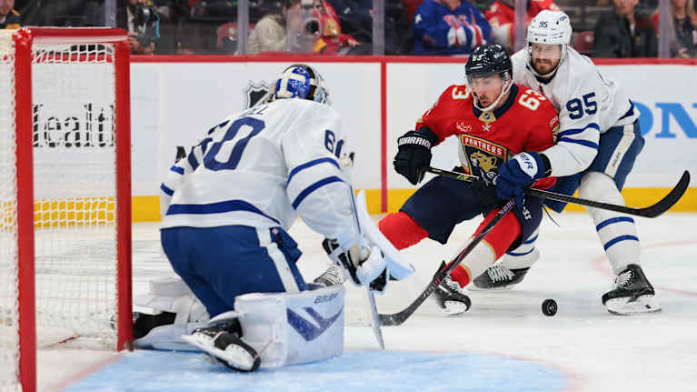 Floridan pelaaja Brad Marchand kamppailee kiekosta maalin edessä.