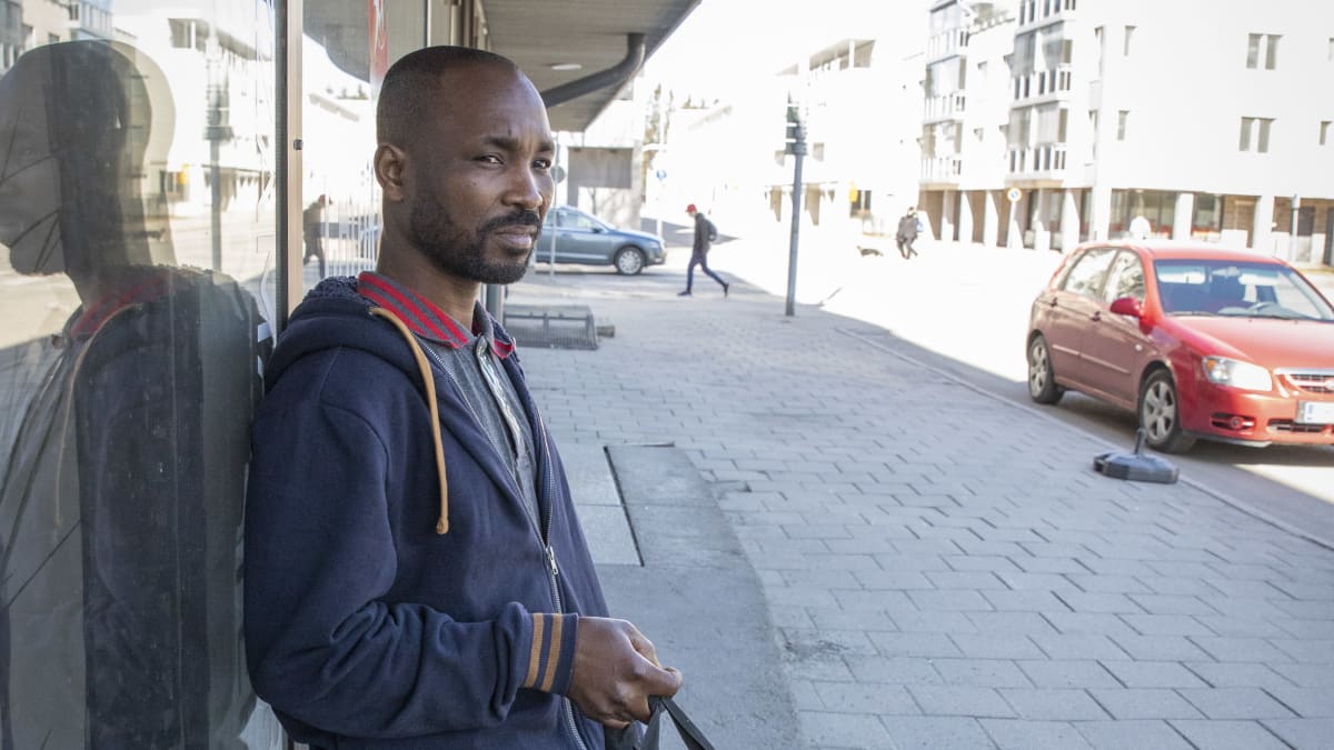 Muhammed Musah seisoon kadulla Woltin ruoankuljetuslaatikko kädessään.
