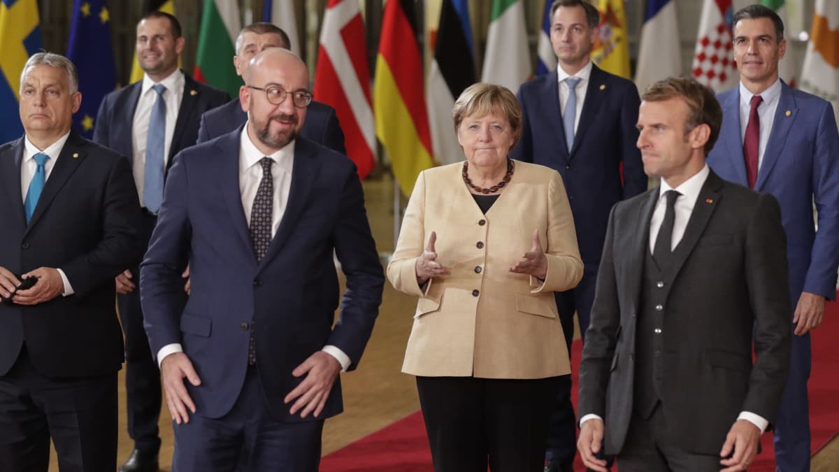 Kuvassa etualalla Eurooppa-neuvoston puheenjohtaja Charles Michel (vas.), Saksan liittokansleri Angela Merkel ja Ranskan presidentti Emmanuel Macron.