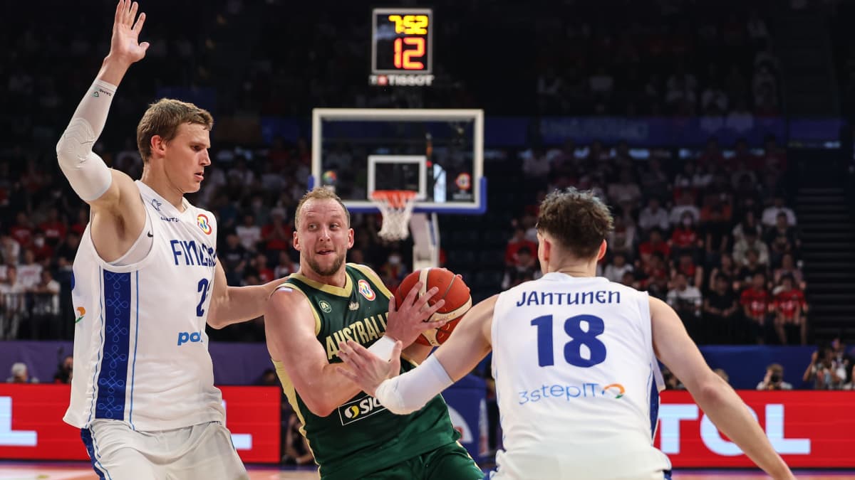 Joe Ingles pujottelee pallon kanssa Lauri Markkasen ja Mikael Jantusen välissä.