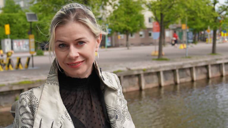 Riikka Pakarinen, Keskustan varapuheenjohtaja seisoo Hakaniemen rannassa.