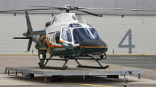 Rajavartiolaitoksen AgustaWestland AW119 -helikopteri kentällä siirtolavetin päällä. 