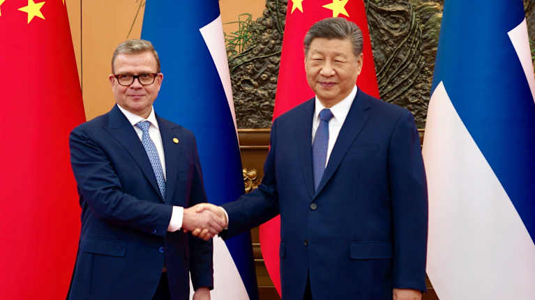 Pääministeri Petteri Orpo ja Kiinan presidentti Xi Jinping kättelevät.