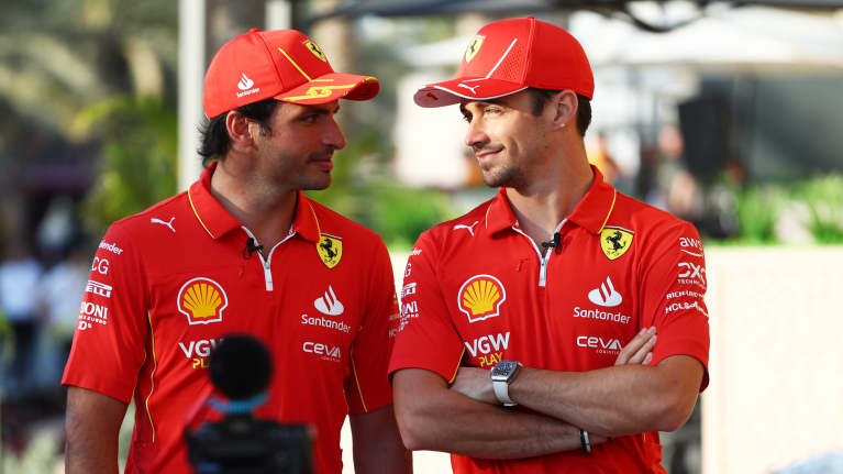 Ferrarin Carlos Sainz ja Charles Leclerc tuijottelemassa toisiaan lähietäisyydeltä Bahrainin GP:ssä 2024.