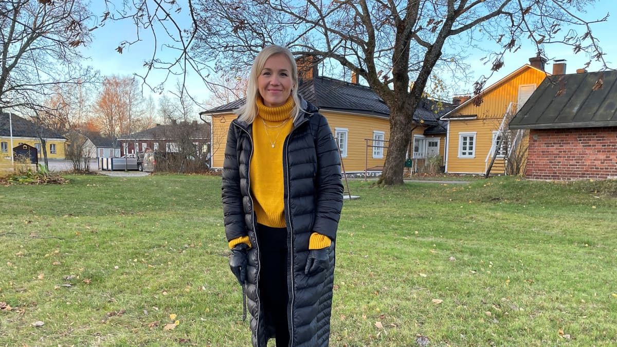 Keltaiseen ja mustaan puketutunut Jonna Vuorinne seisoo ja katsoo kameraan syksyisessä Lappeenrannan Linnoituksessa.