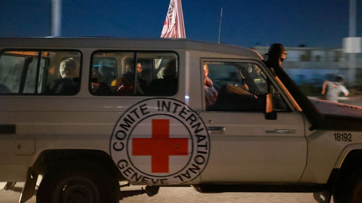 An International Red Cross vehicle carrying Israeli hostages released by Hamas crosses the Rafah border crossing on its way to Egypt on November 24, 2023. Photo: Mohammed Abed / AFP