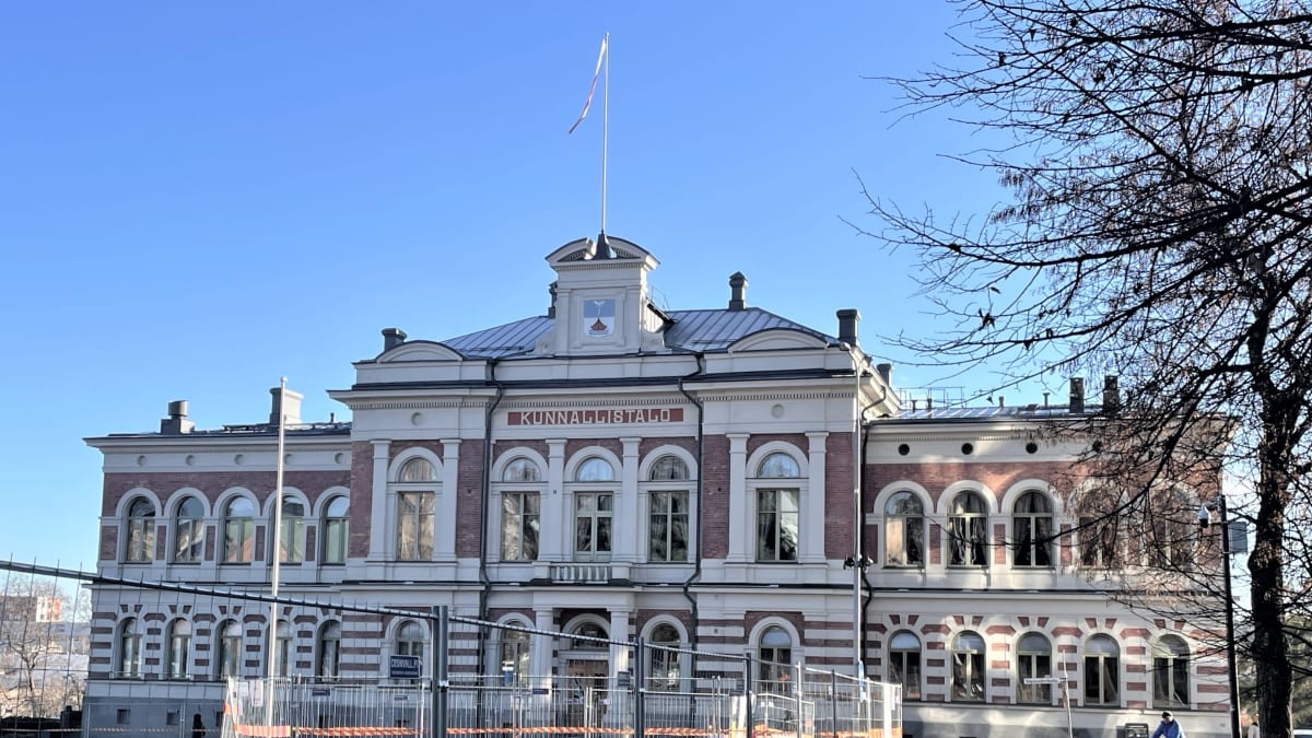 Jyväskylän kaupungintalo ja edustalla parkkihallin työmaa.