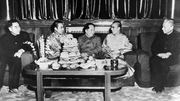 Mao Zedong  pöydän ääressä Dalai Laman, Chou En lain ja Panchen Laman kanssa. Pöydällä vino pino syötävää.