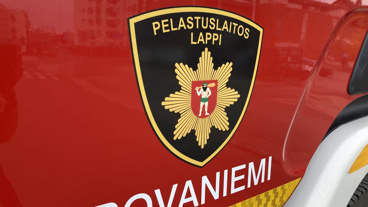 Kuvassa Lapin pelastuslaitoksen paloauton kylki.