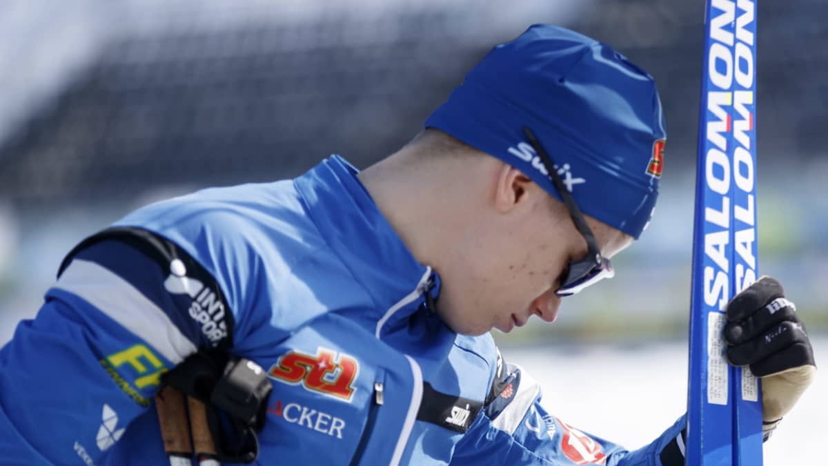 Niilo Moilanen katsoo alaspäin MM-kisojen harjoituksissa.