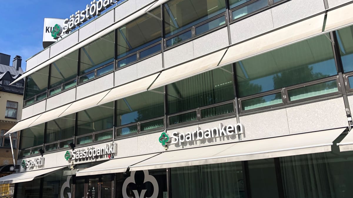 Liedon Säästöpankin konttori Turun kauppatorin laidassa.