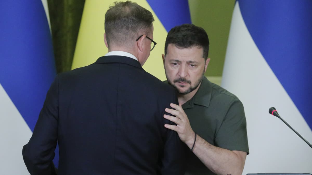 Pääministeri Petteri Orpo ja kasvot kameraan päin oleva Ukrainan presidentti Volodymyr Zelenskyi halasivat lehdistötilaisuuden päätteeksi Kiovassa keskiviikkona, 23.8.2023.