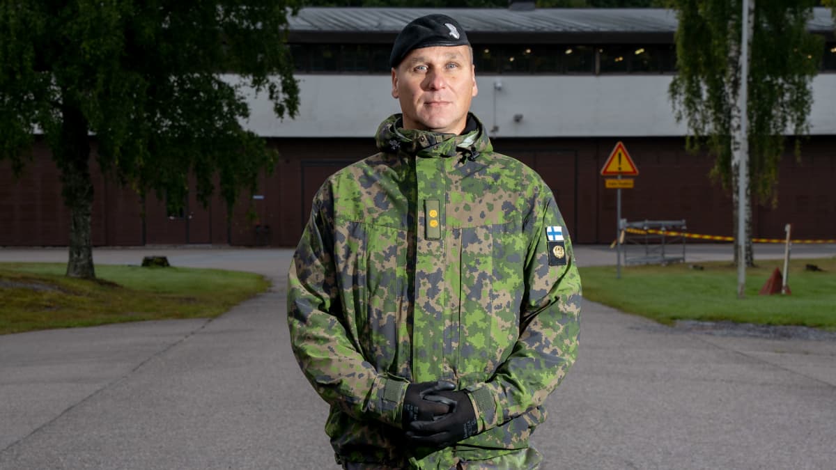 Everstiluutnantti Tommi Marttinen Millogin pihassa Tampereen Kalkussa.