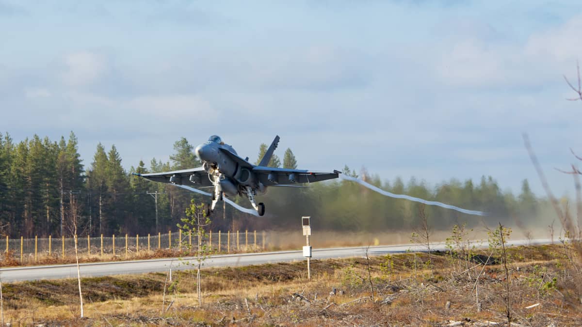 Lapin lennoston F/A-18 Hornet nousee ilmaan Norvajärven varalaskupaikalta