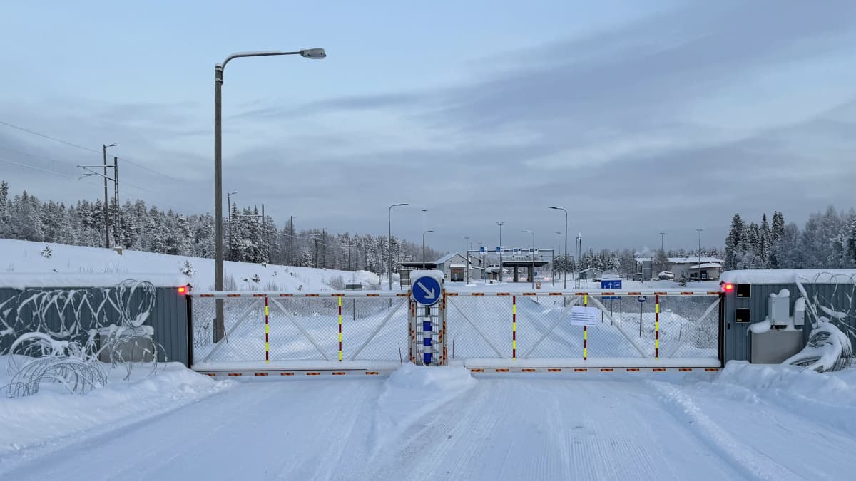 Suomi avaa 2 raja-asemaa torstaina. Tämä Vartiuksen raja-asema pysyy vielä kiinni. Kuva: Jarmo Nuotio / Yle