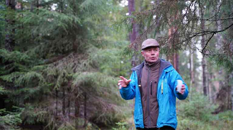 Carl-Johan Jansson undervisar i skogen.