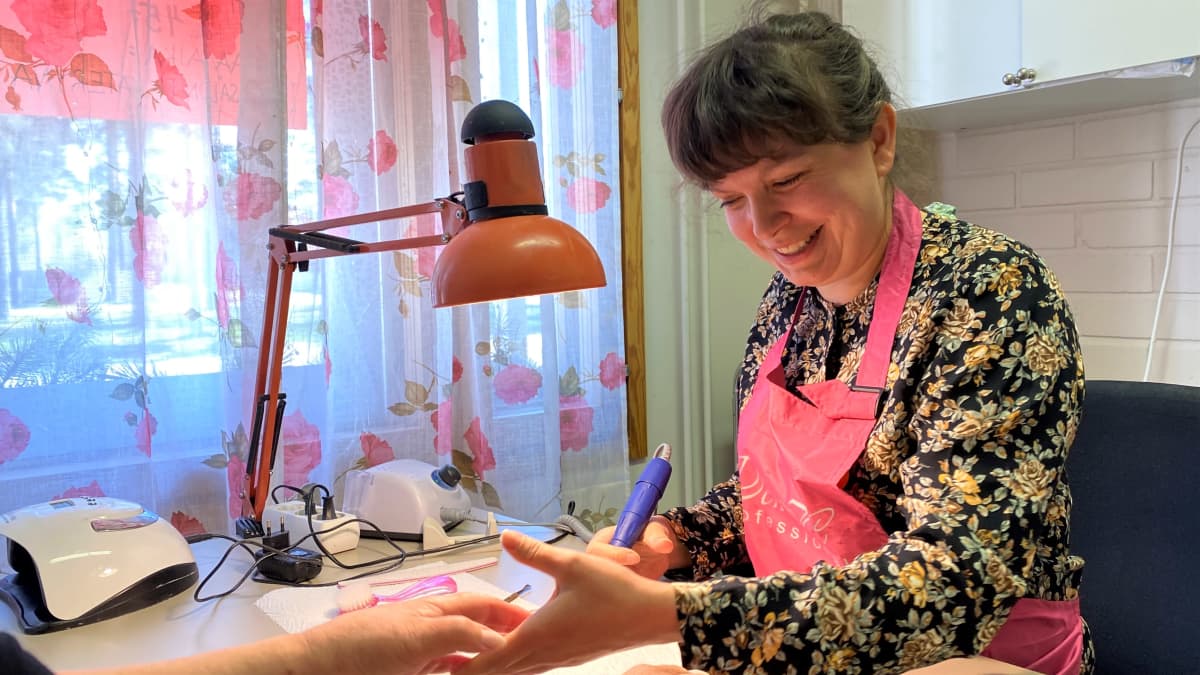 Kateryna Kazakova tekee kynsienhoitoa asiakkaalle.