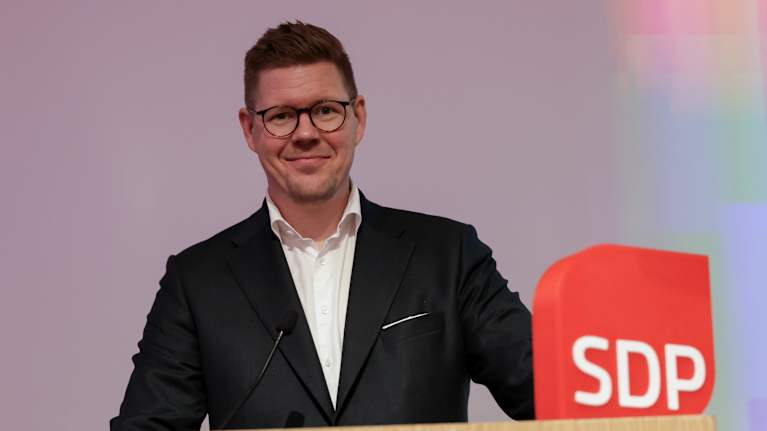 Antti Lindtman puhujapöntössä.