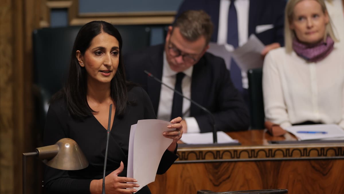 Nasima Razmyar puhumassa eduskunnan täysistunnossa.