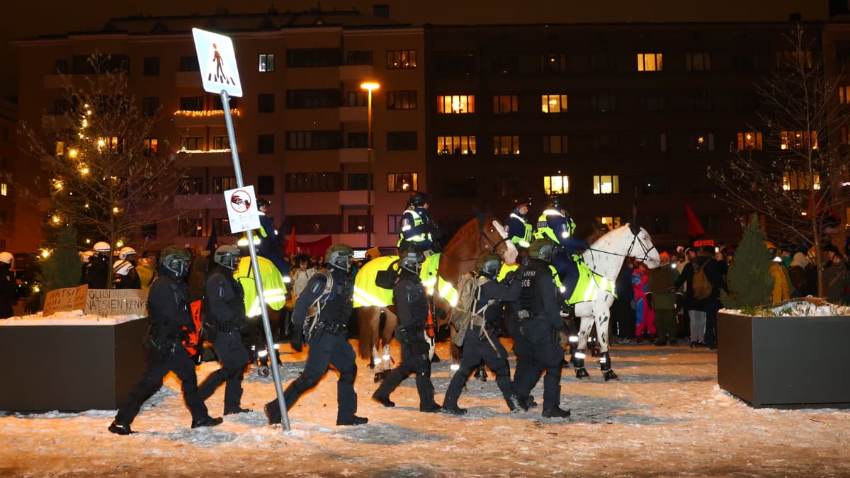 Poliisi valvoi mielenosoituksia. Kuva: Susanna Pesonen / Yle