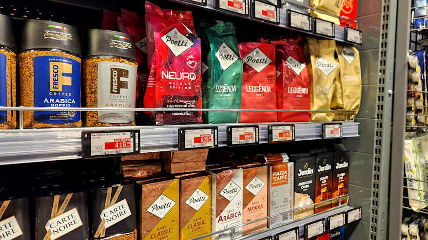 Kahvipaketteja kaupan hyllyllä.
