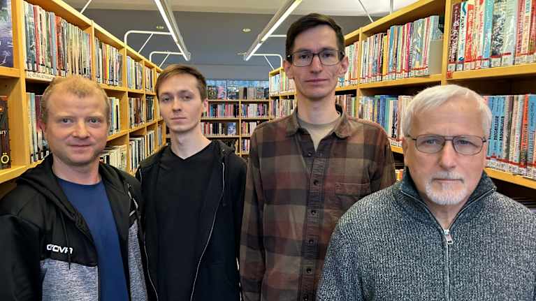 Антон Лукьянов, Никита Голозубов, Святослав Паршиков и Юрий Щербачев верят, что Россия станет угрозой для всех своих соседей, если Украина проиграет войну. "Поэтому Запад должен всячески помогать Украине", – говорят они. Изображение: Paula Tiainen / Yle