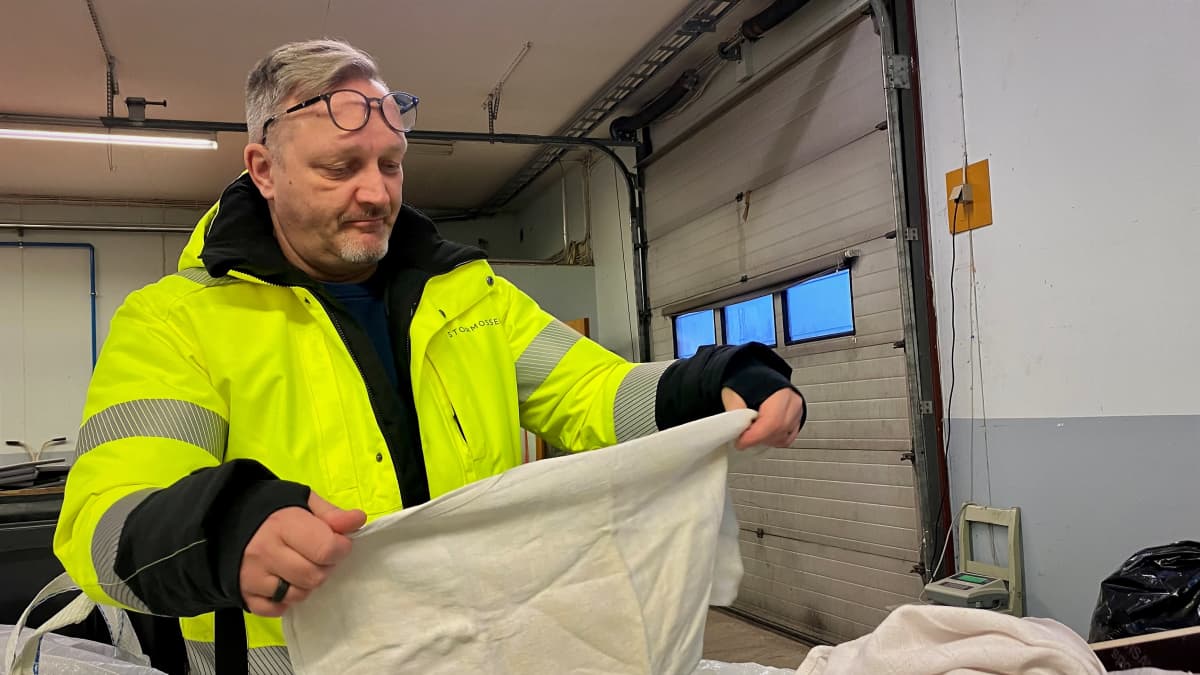 Timo Lehtola katselee poistotekstiilejä Stormossenilla