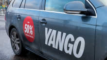 Yango taksi ajaa liikenteessä.