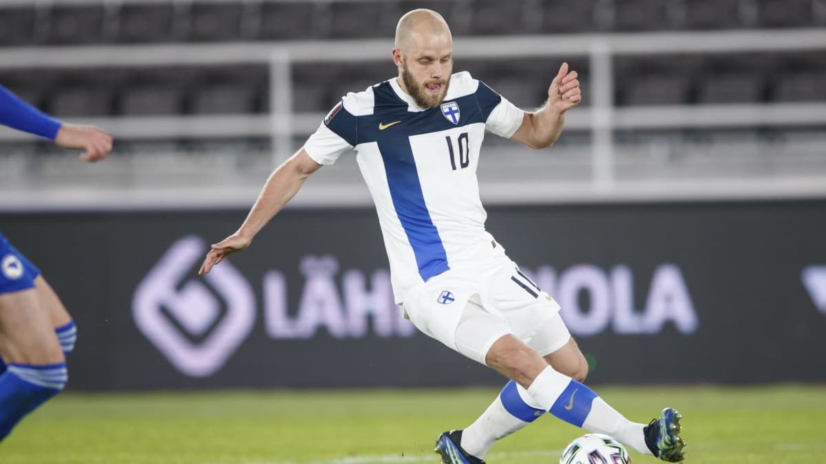 Teemu Pukki Bosnia-Hertsegovinaa vastaan MM-karsintaottelussa maaliskuussa 2021.