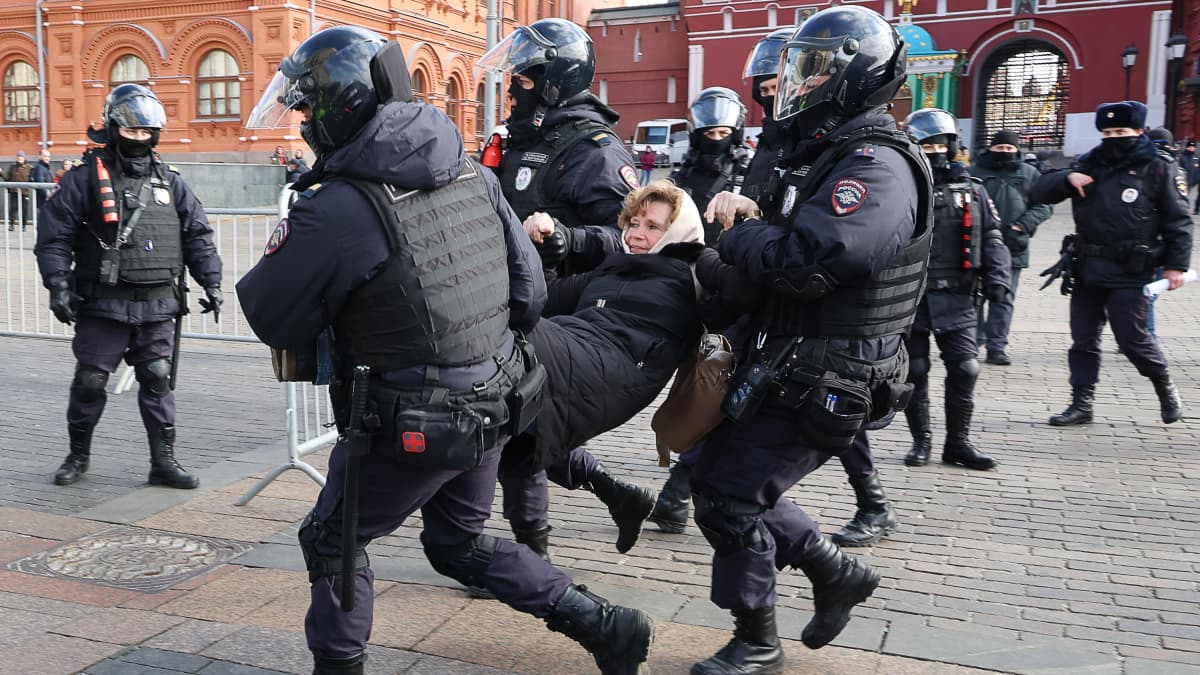 Poliisit vievät naista Moskovassa.