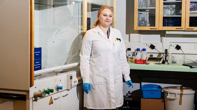 laborantti Juulia Kuparinen.
