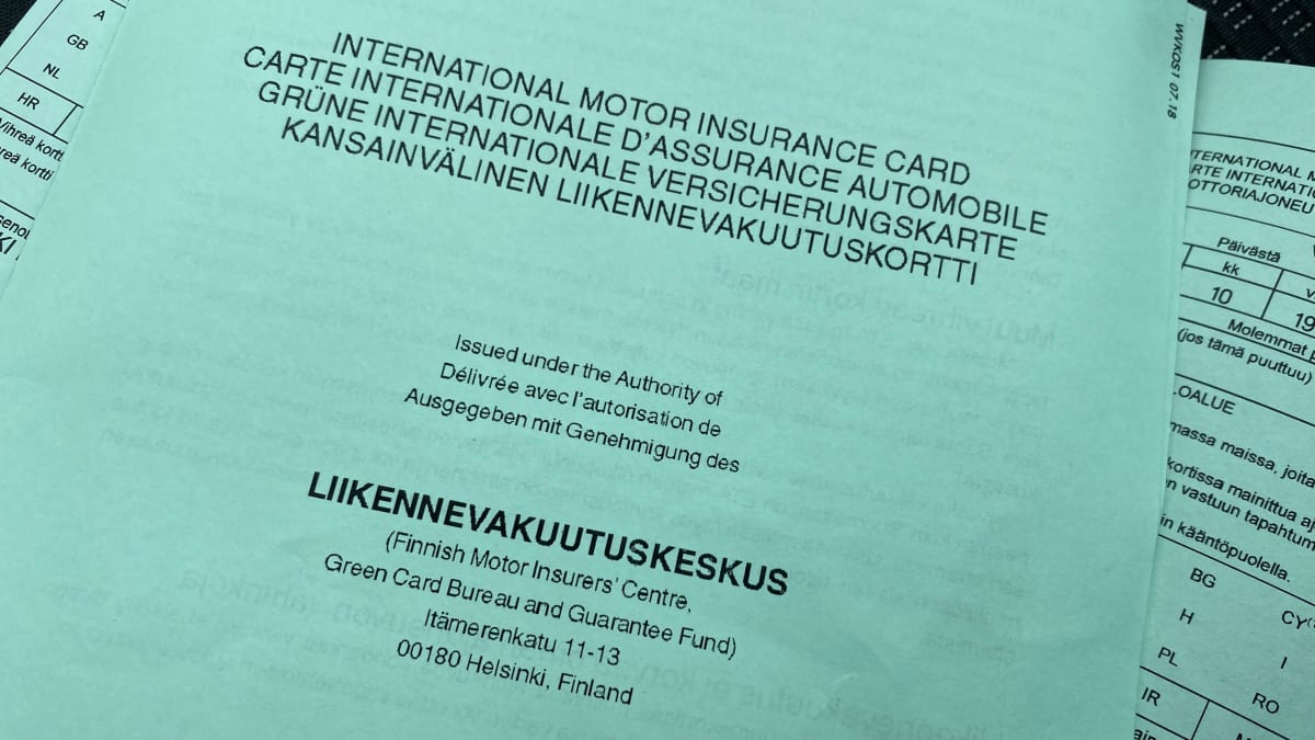 Vihreä lappu, jossa lukee kansainvälinen liikennevakuutuskortti.