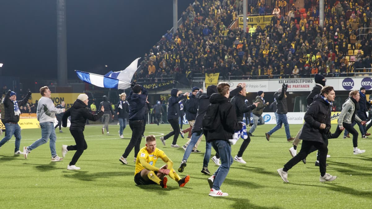HJK:n kannattajat ryntäsivät kentälle mestaruuskamppailun jälkeen.