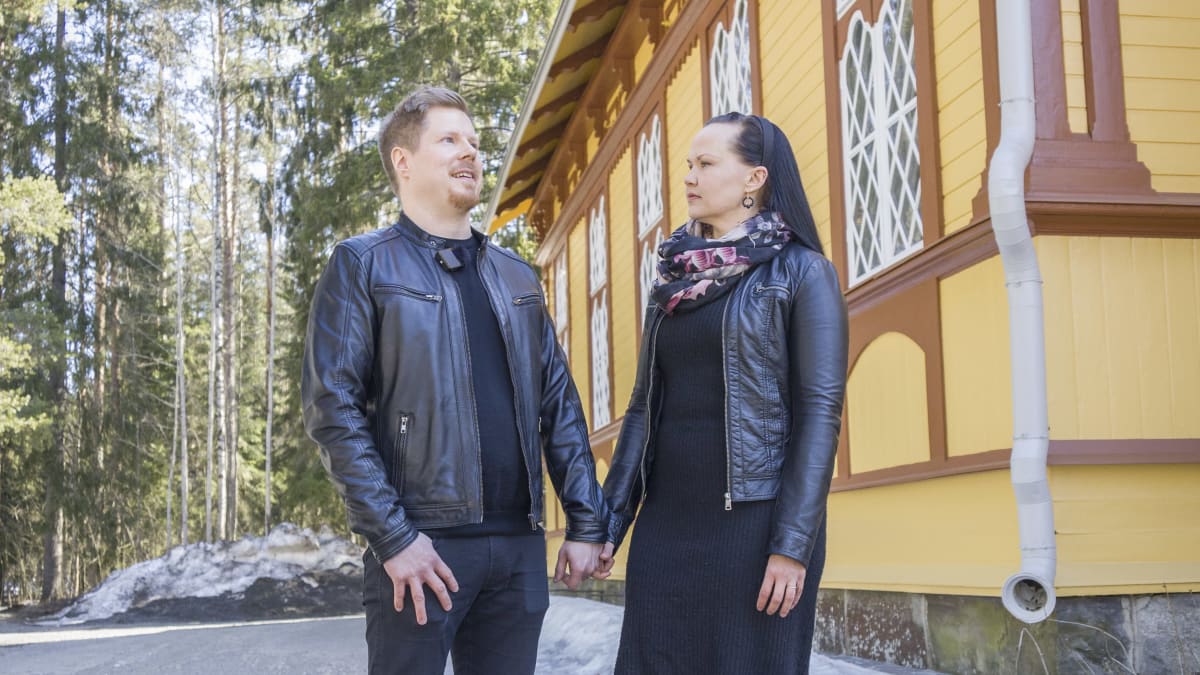 Jouni Karhunen ja Riia Räty seisovat Utran kirkon vieressä.