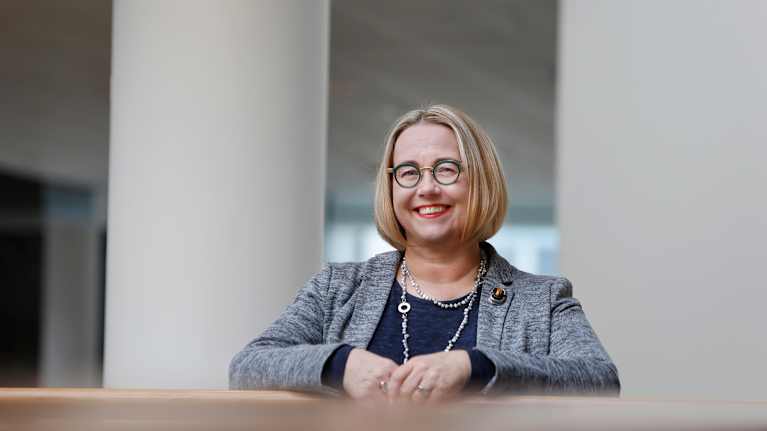 Terveydenhuollon professori Kristiina Patja nojaa kaiteeseen.