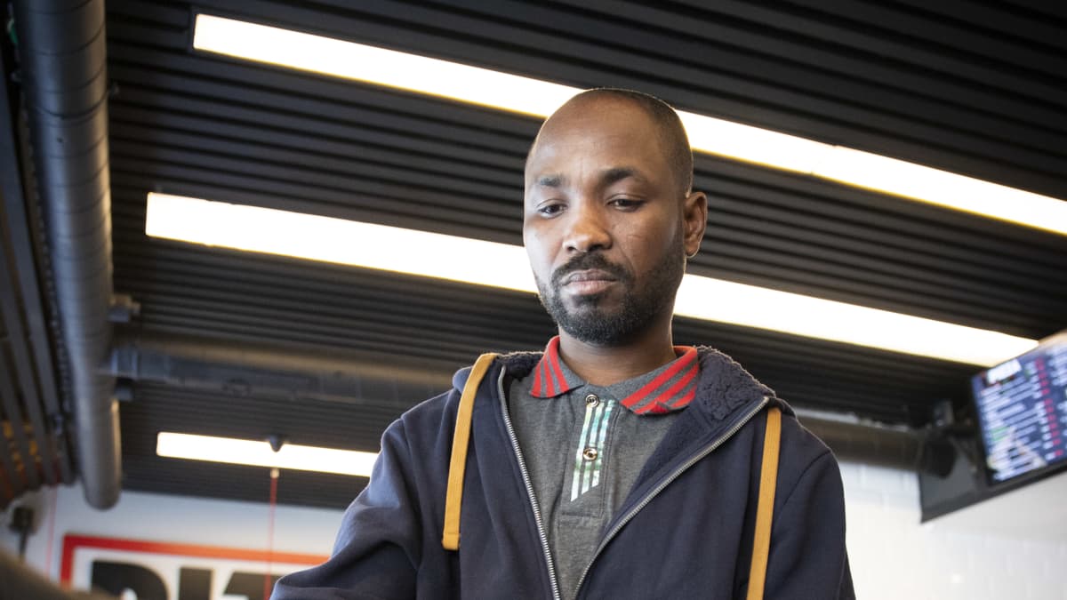 Muhammed Musah pakkaa pitsalaatikoita kuljetuslaatikkoon ravintolassa.