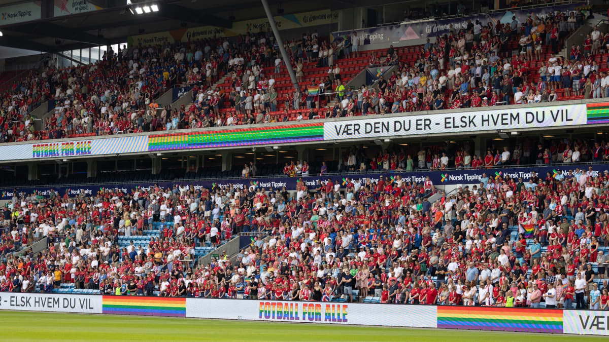 Publik på Norges fotbollsdamers match.