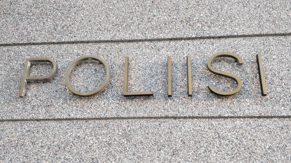 Poliisi-teksti Jyväskylän poliisiaseman seinässä.