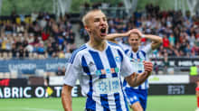 Topi Keskinen tuulettaa maaliaan. 
