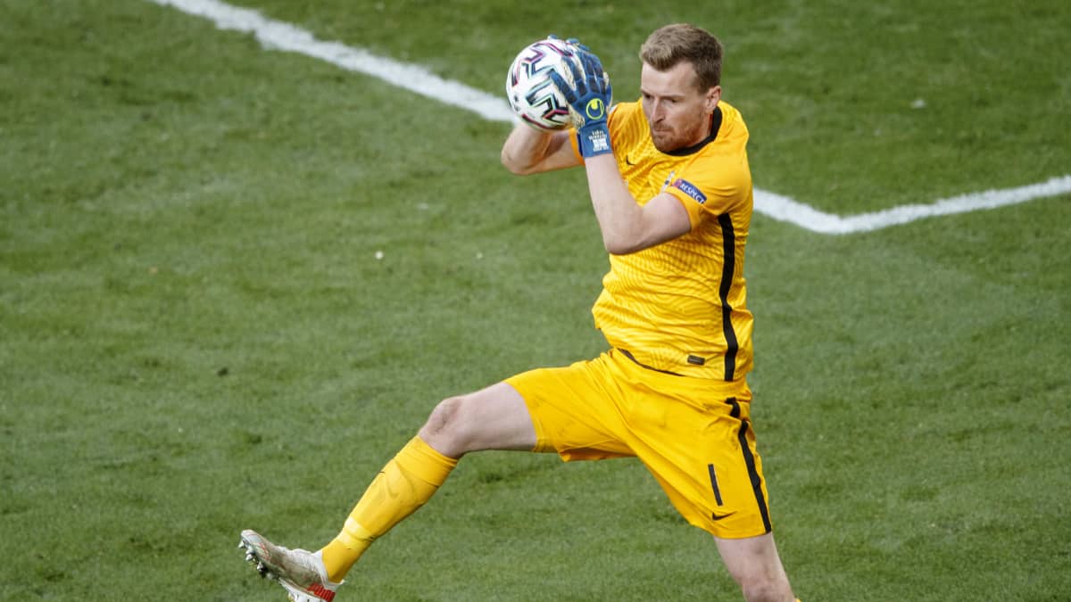 Lukas Hradecky poimii pallon Tanskaa vastaan EM-avauksessa 2021.
