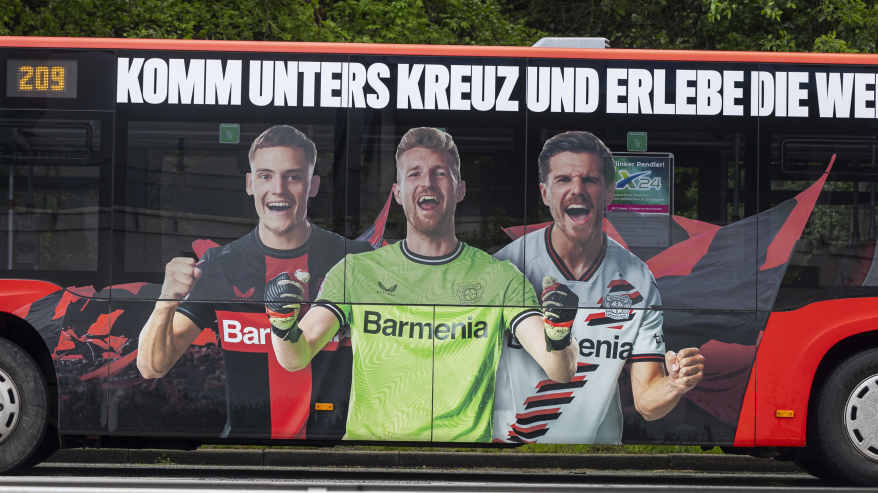 Lukas Hradecyn kuva komeilee bussin kyljessä Leverkusenissa.