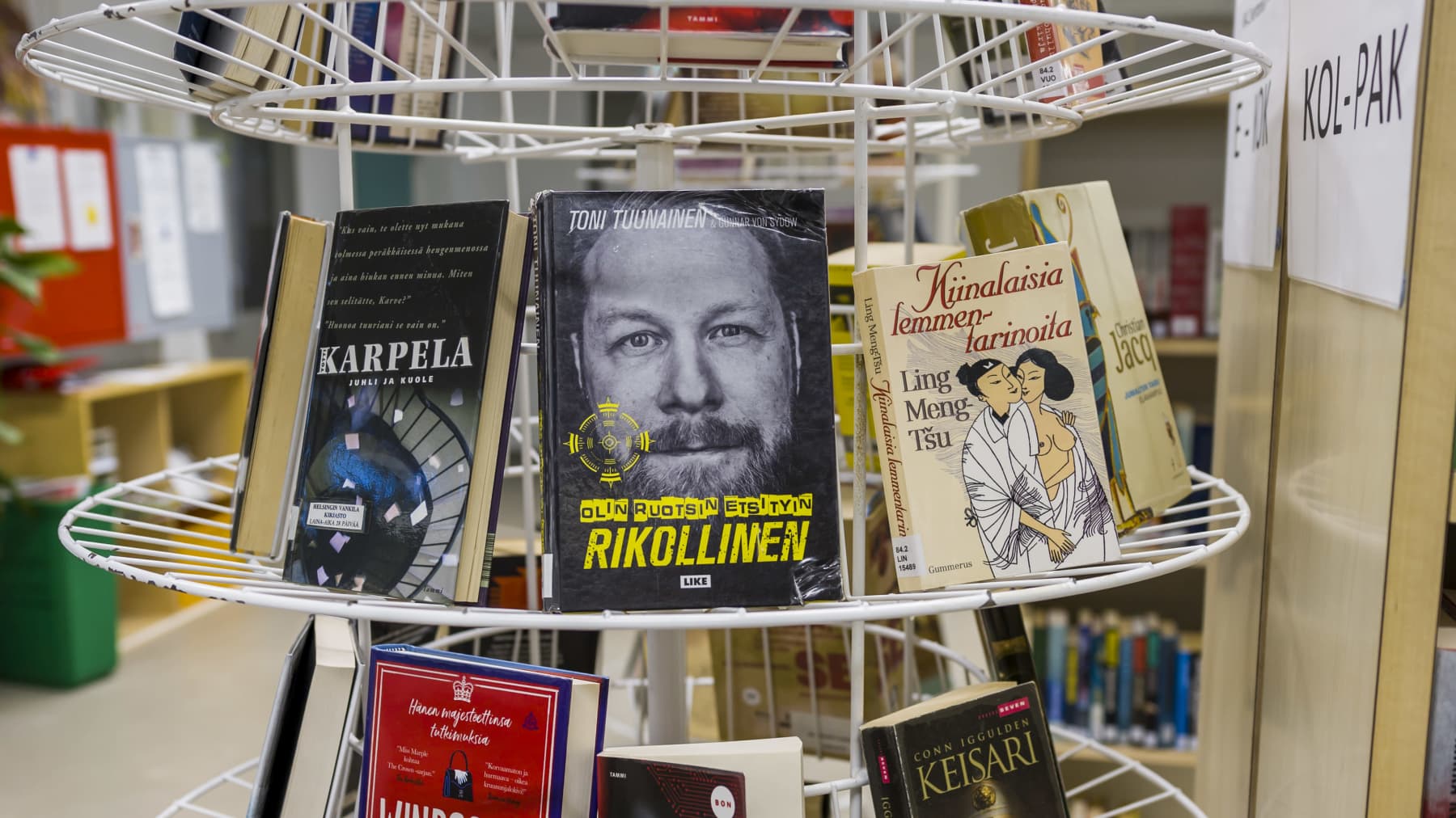 kirjoja Helsingin vankilan kirjastossa